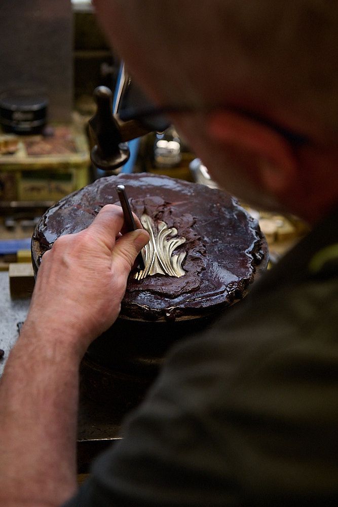 Artisan cisaillant du bronze