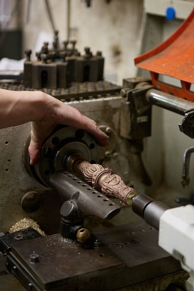Pièce en bronze dans un tour