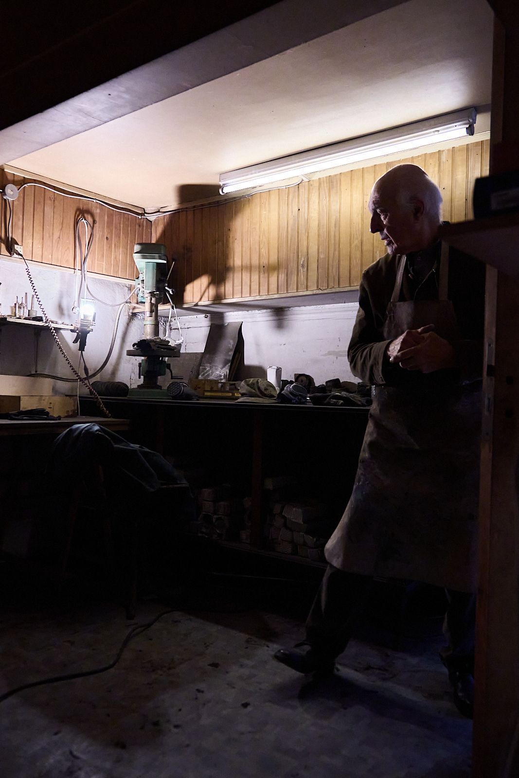 Goudji dans son atelier mécanique