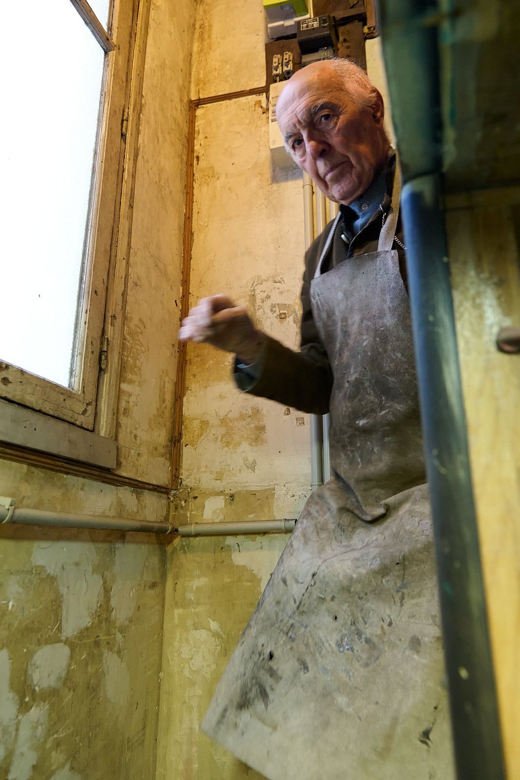 Goudji descendant un escalier