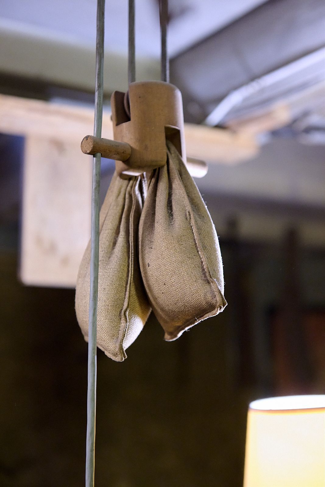 Détail de l'atelier , lest en suspension