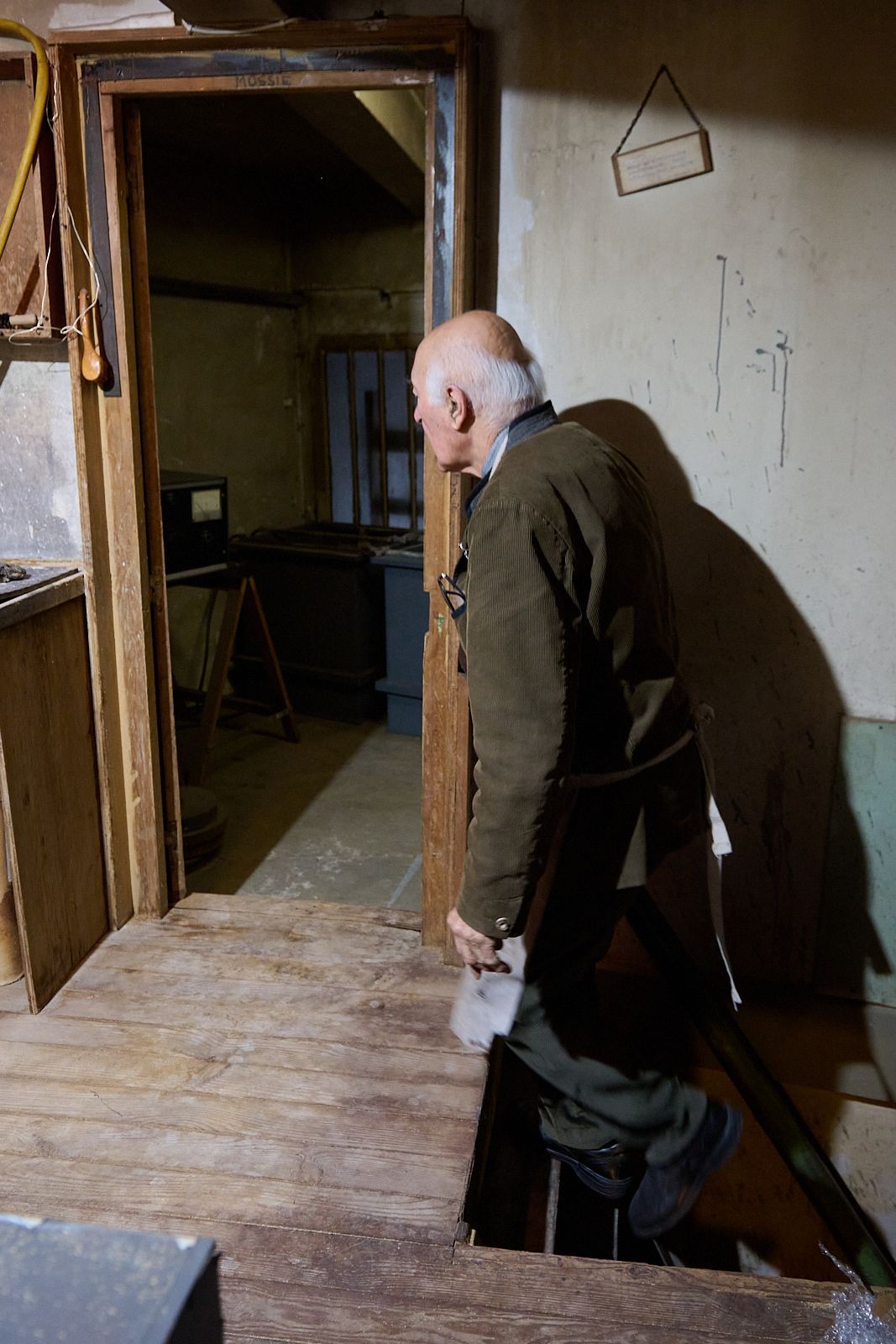 Goudji montant un escalier raide dans son atelier