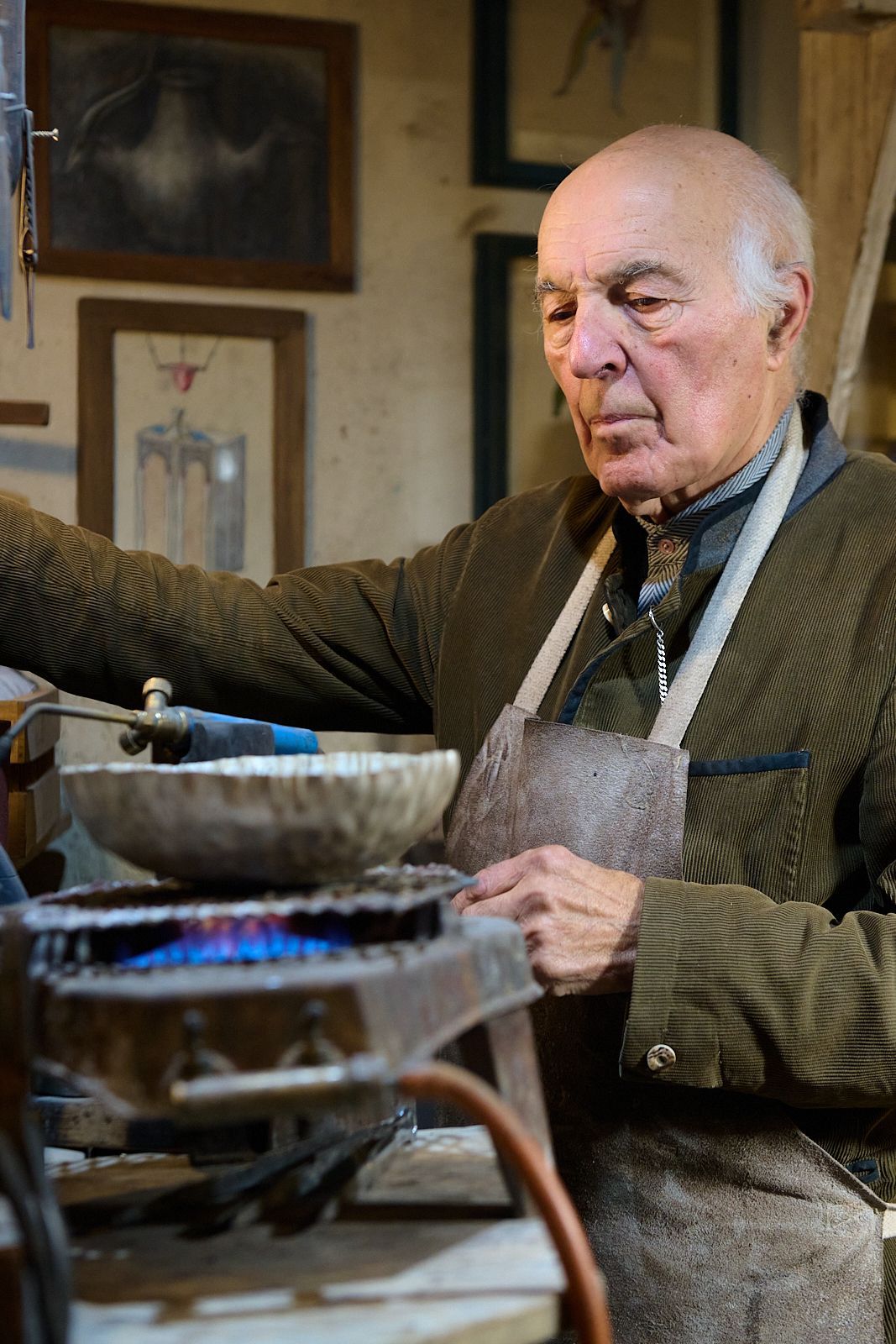 Goudji chauffant un bol en argent pour le façonner