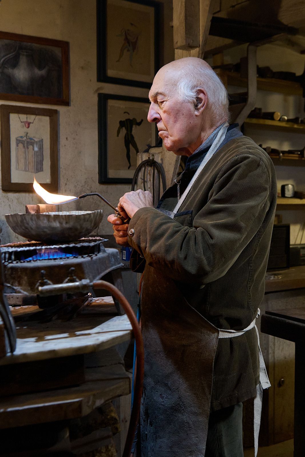 Goudji utilisant un chalumeau