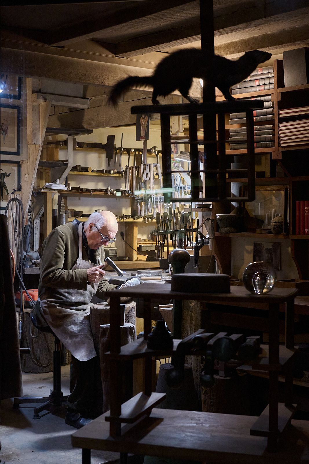 Artisan dans son atelier avec hermine empaillée