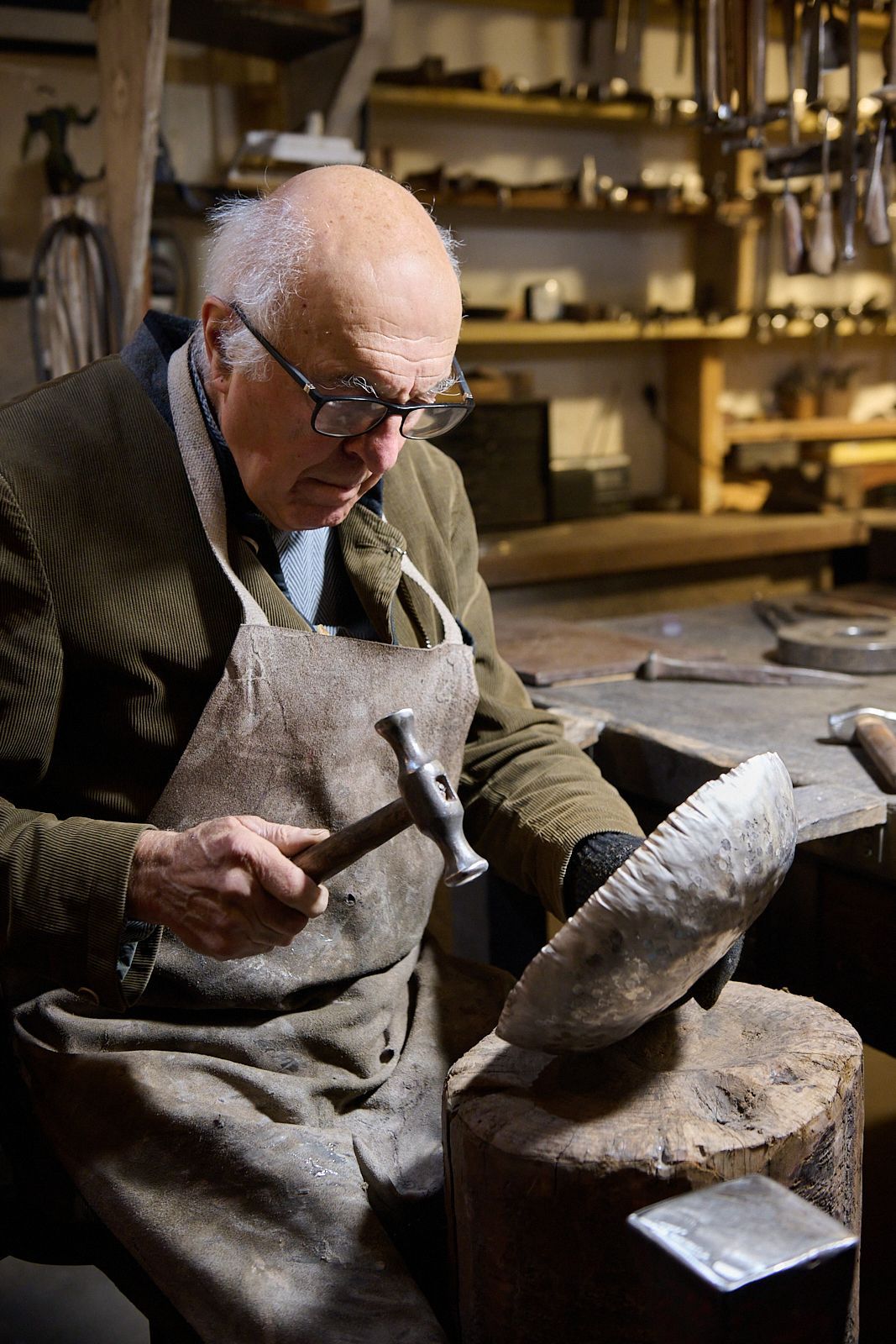 Artisan travaillant dans son atelier marteau à la main