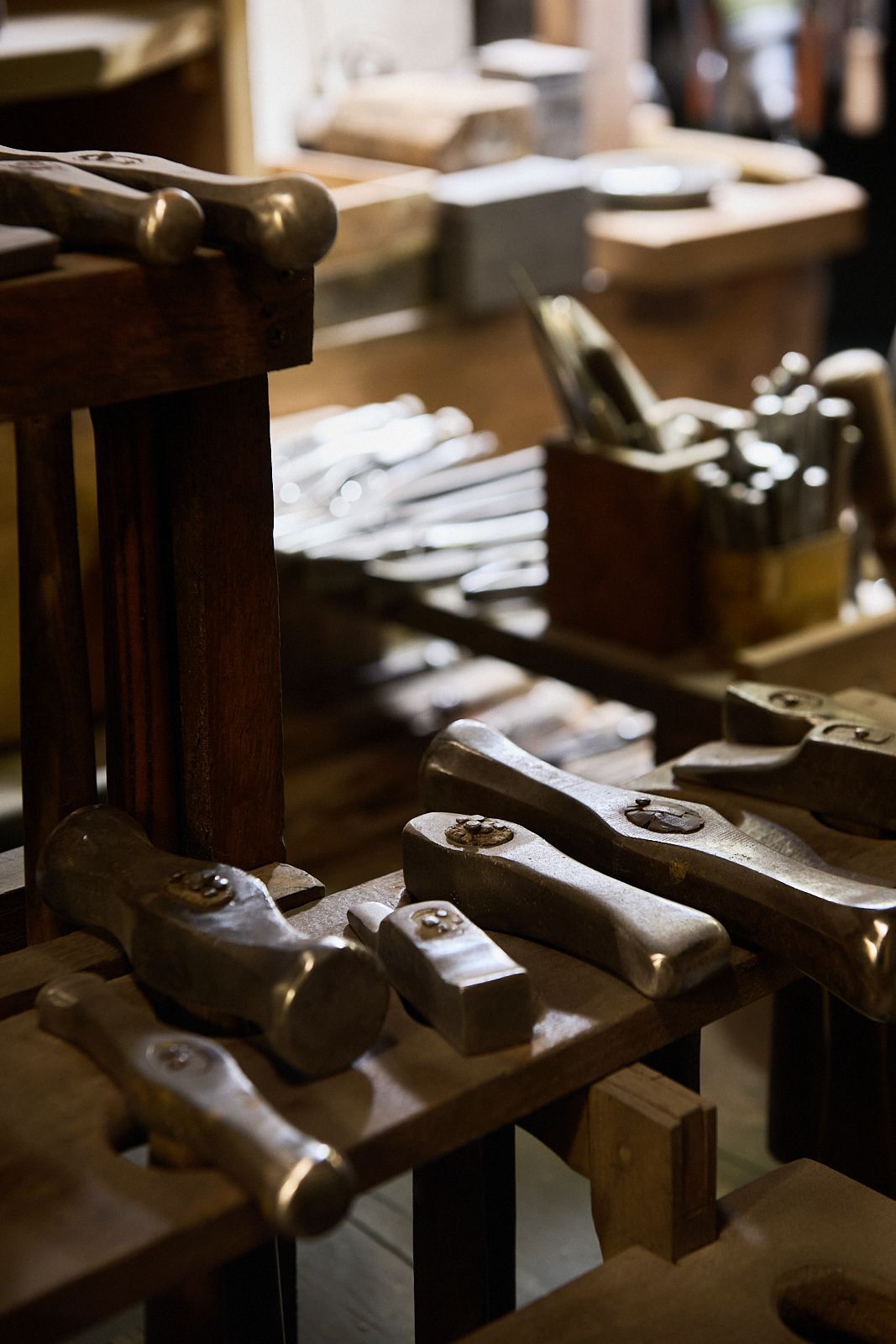 Différents marteaux faits sur mesure par un artisan