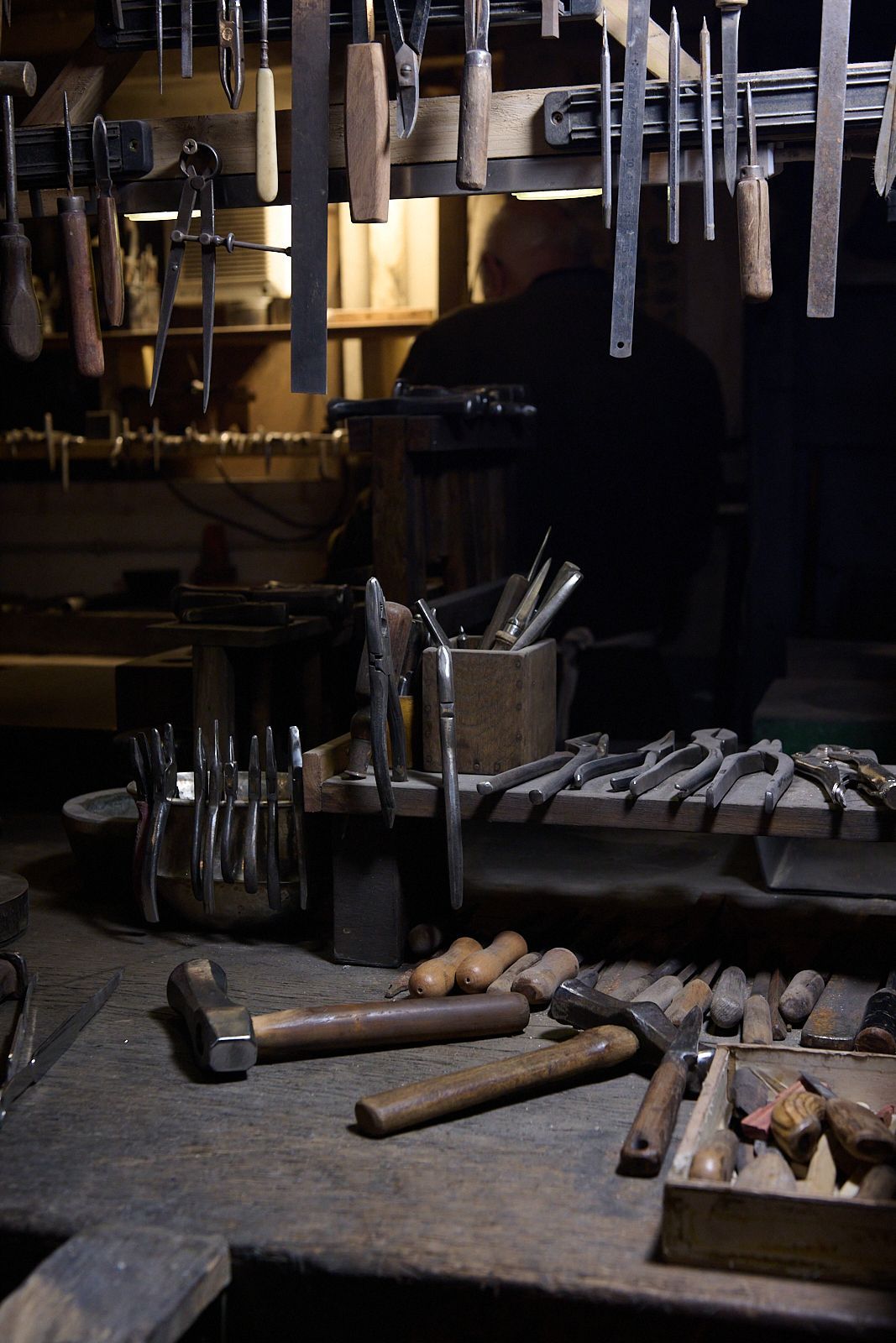 outils sur plan de travail dans un atelier poussiéreux