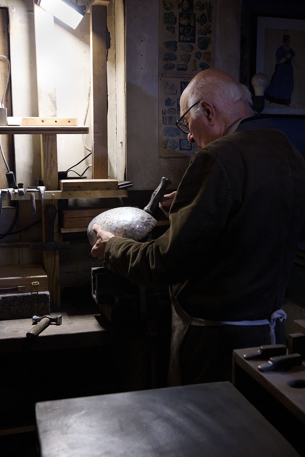 Goudji façonnant un bol en argent dans son atelier d'artisan