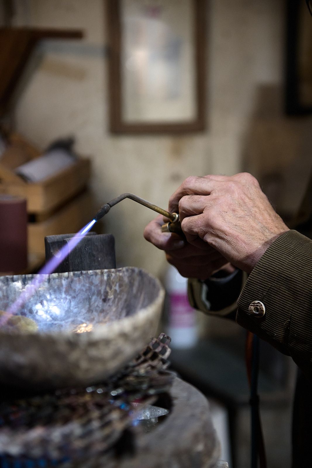 chalumeau avec flamme bleue et bol en argent