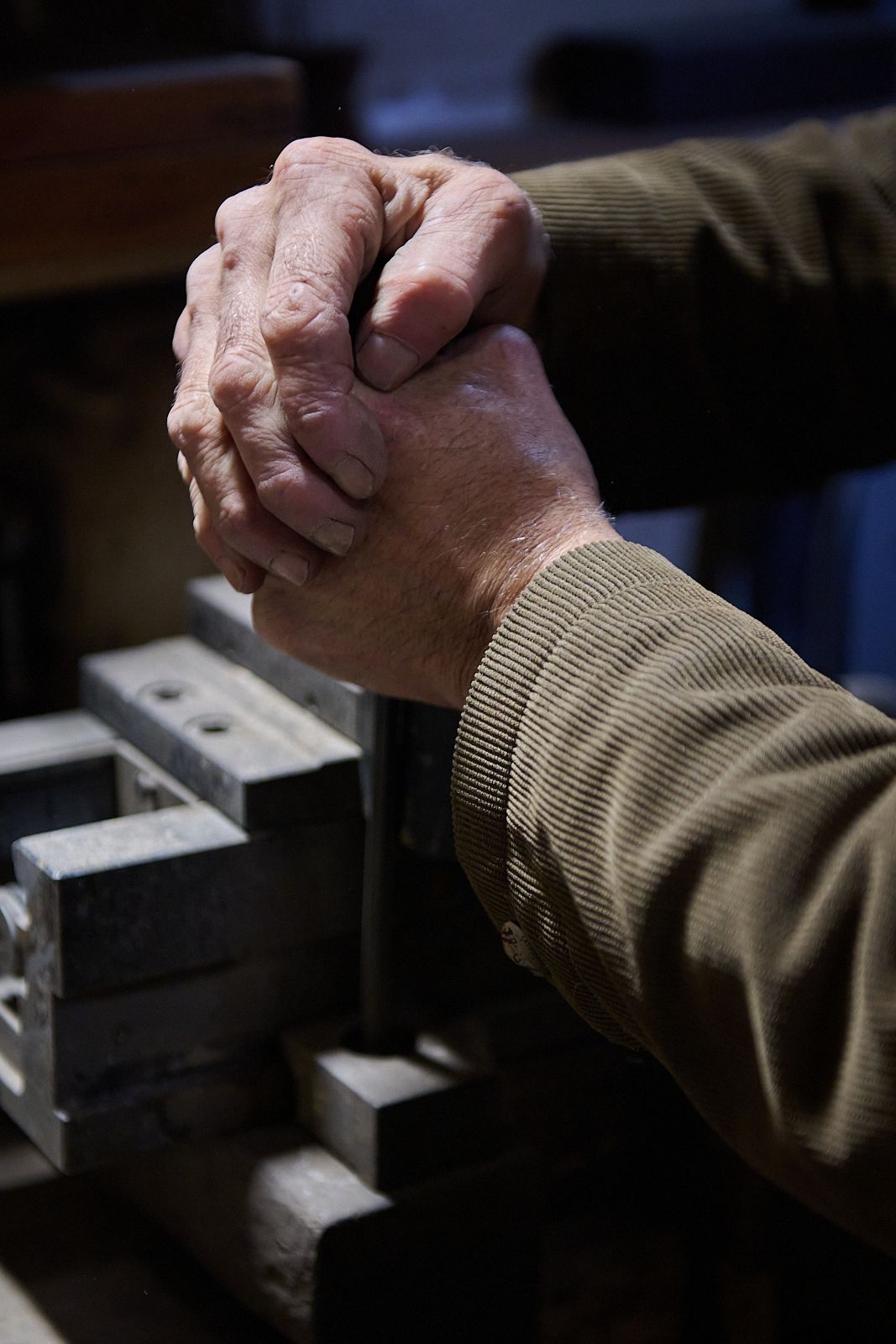 Artisan serrant à deux mains