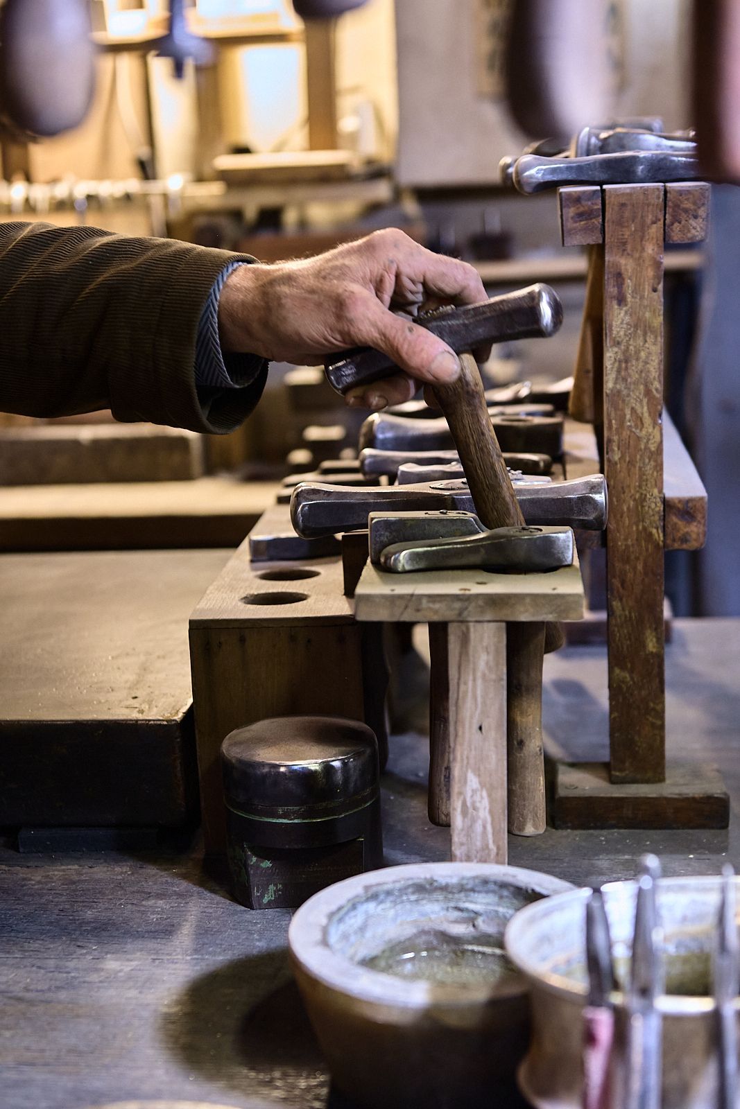 main d'artisan agé attrapant un marteau