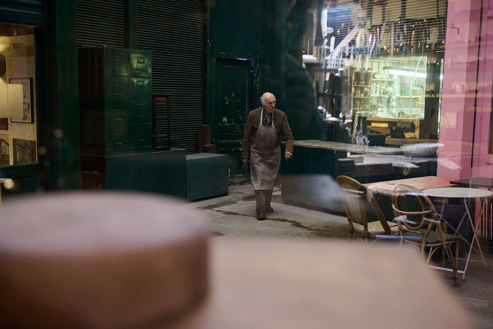 Goudji évoluant dans son atelier