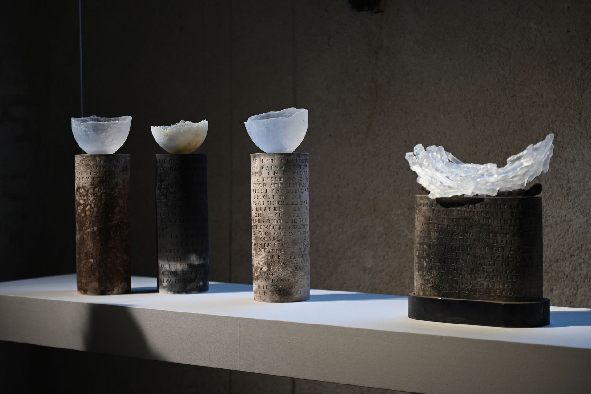 Pièces en verre et pierre à la Galerie Capazza