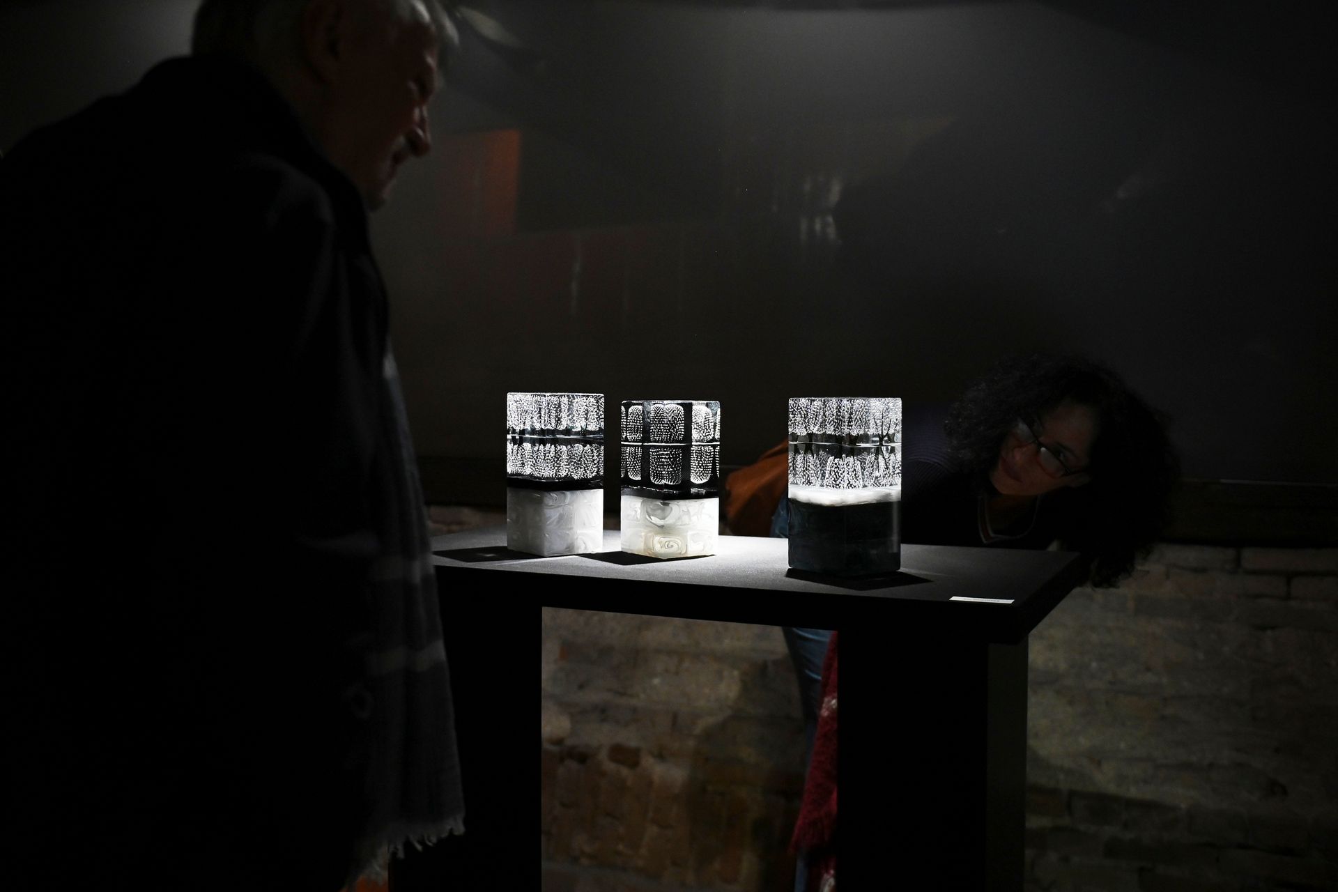 Oeuvre en verre dans une exposition