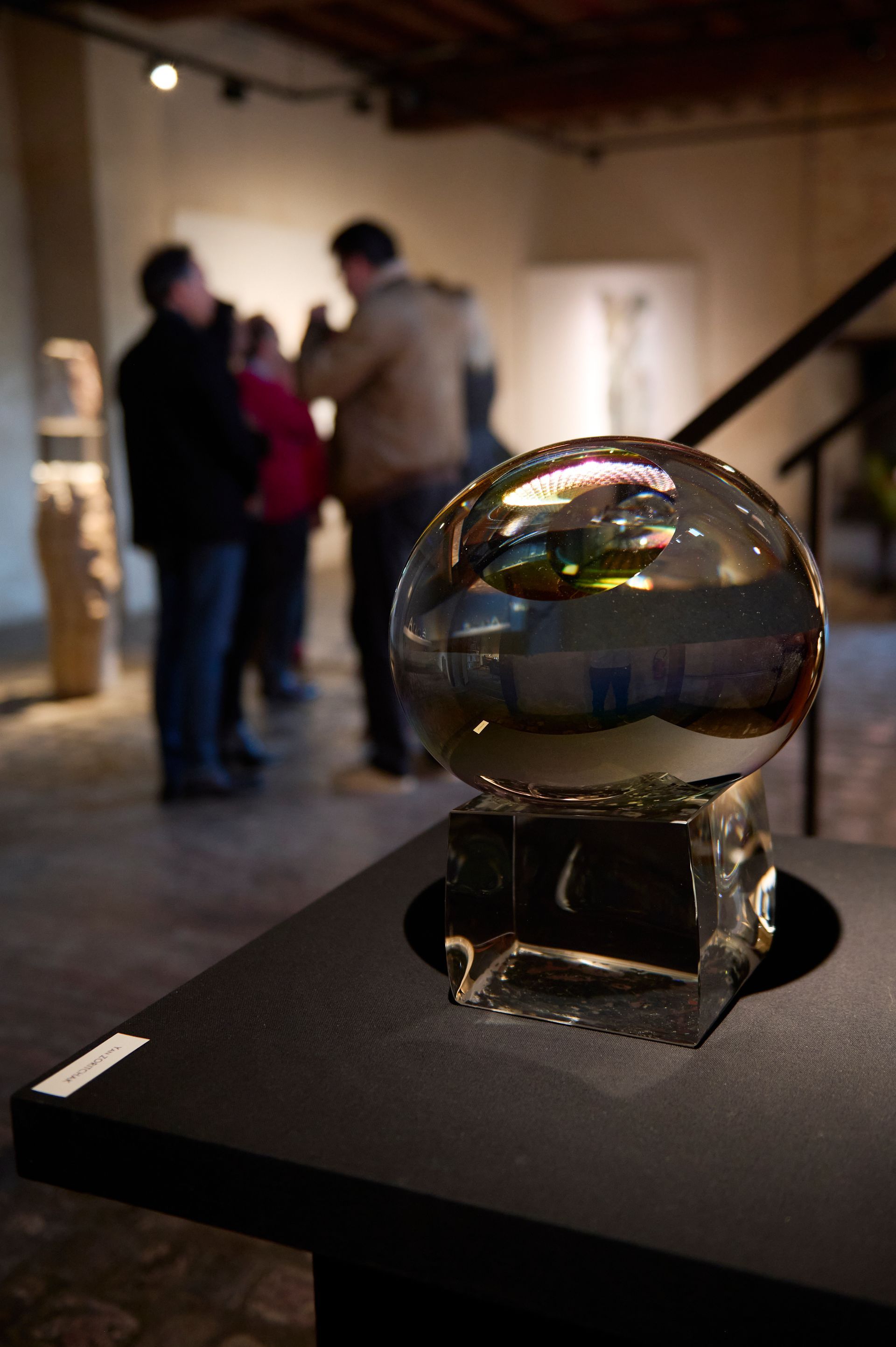 sphère en verre dans un vernissage