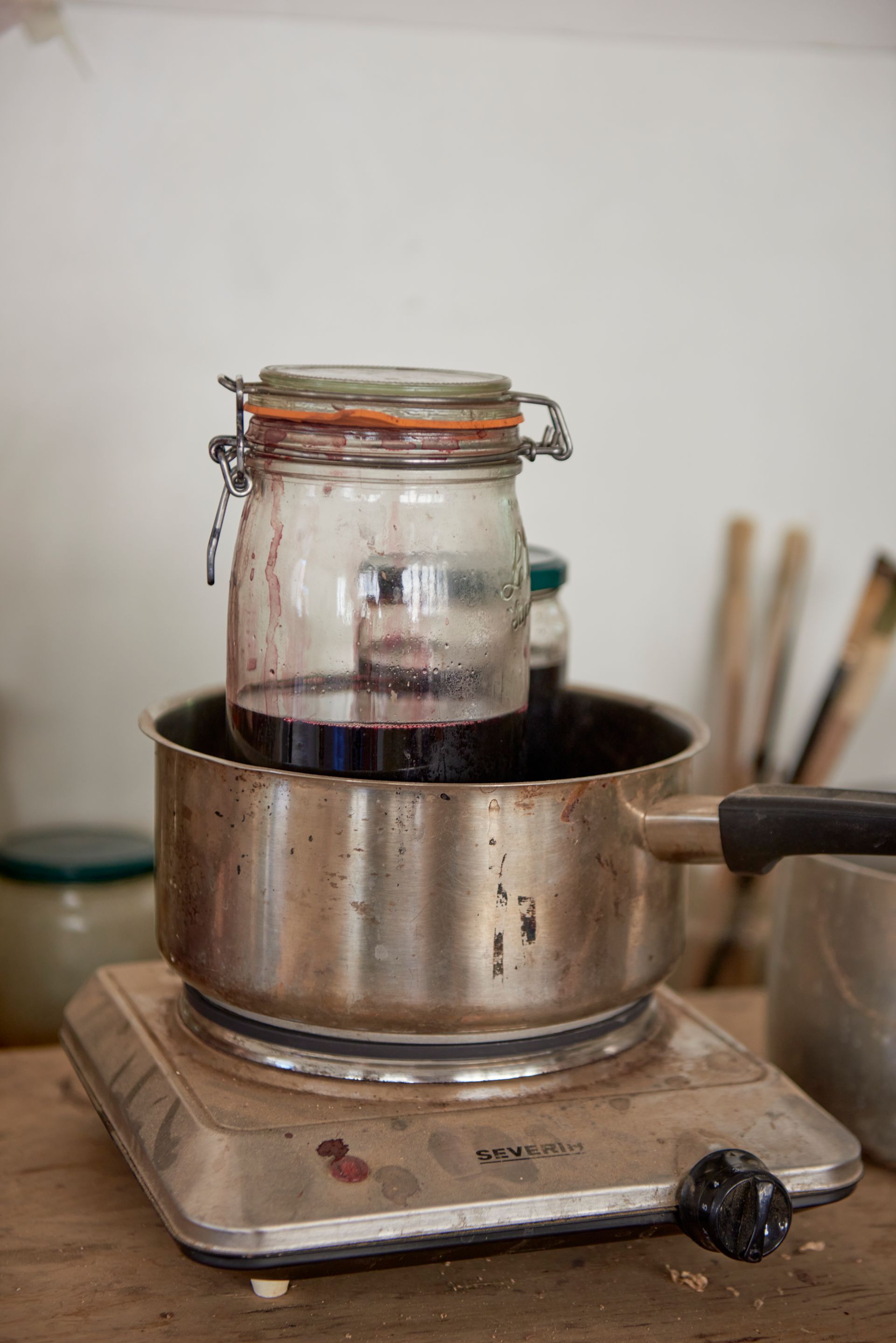 Pot de teinture à l'ancienne rechauffant un plaque vintage