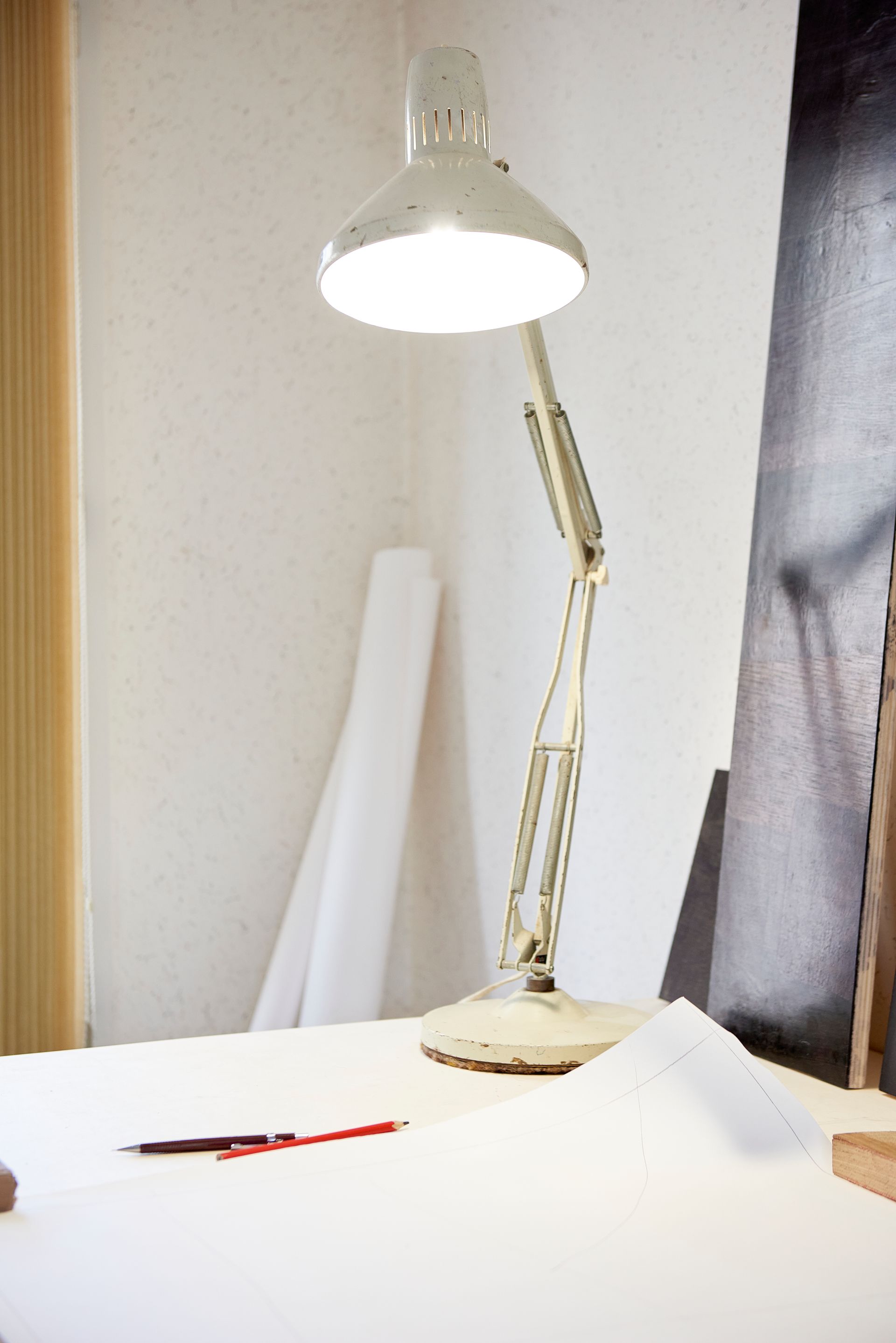 Ambiance d'atelier: lampe d'achitecte