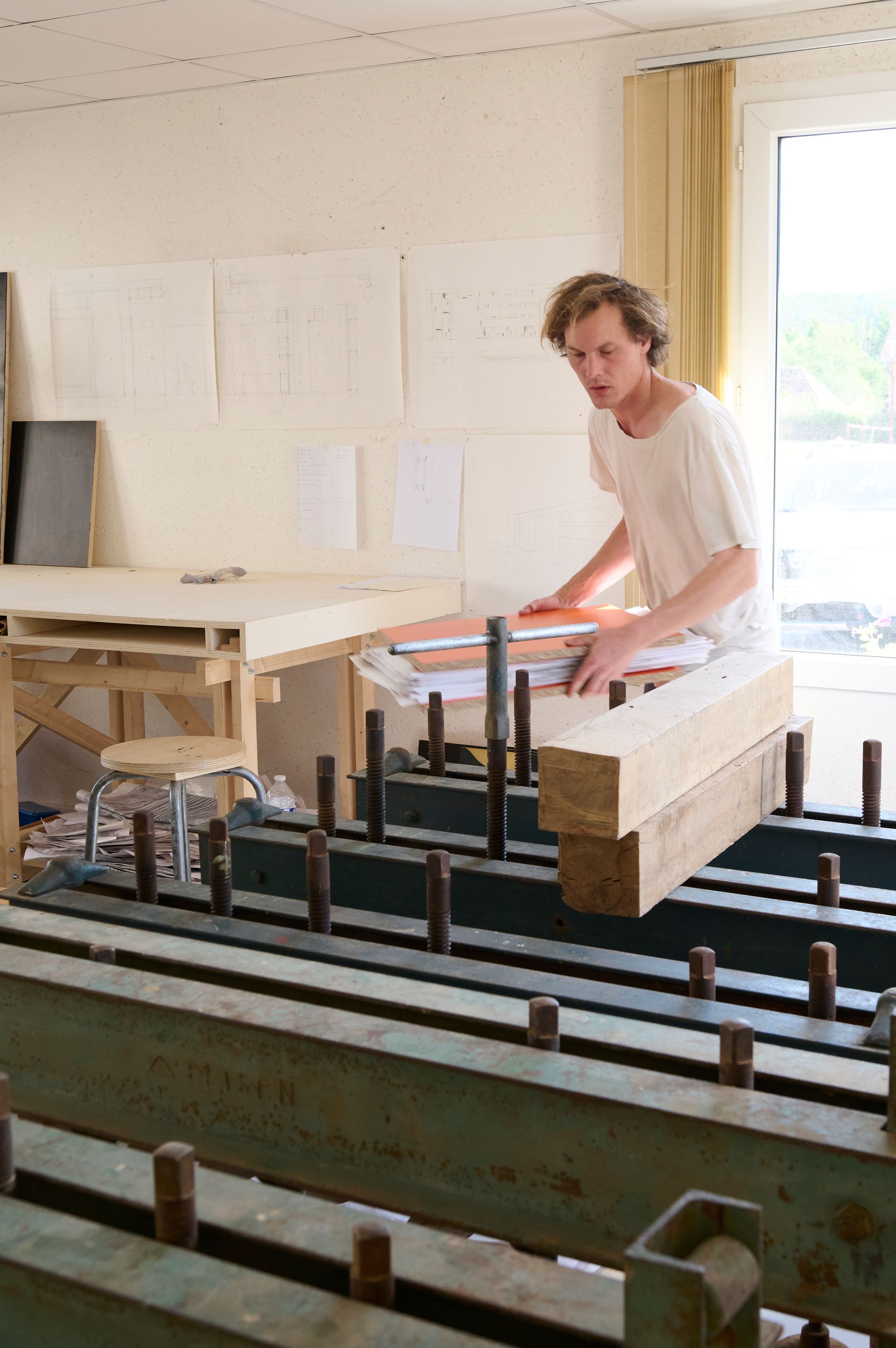 Ebeniste utilisant une presse à bois