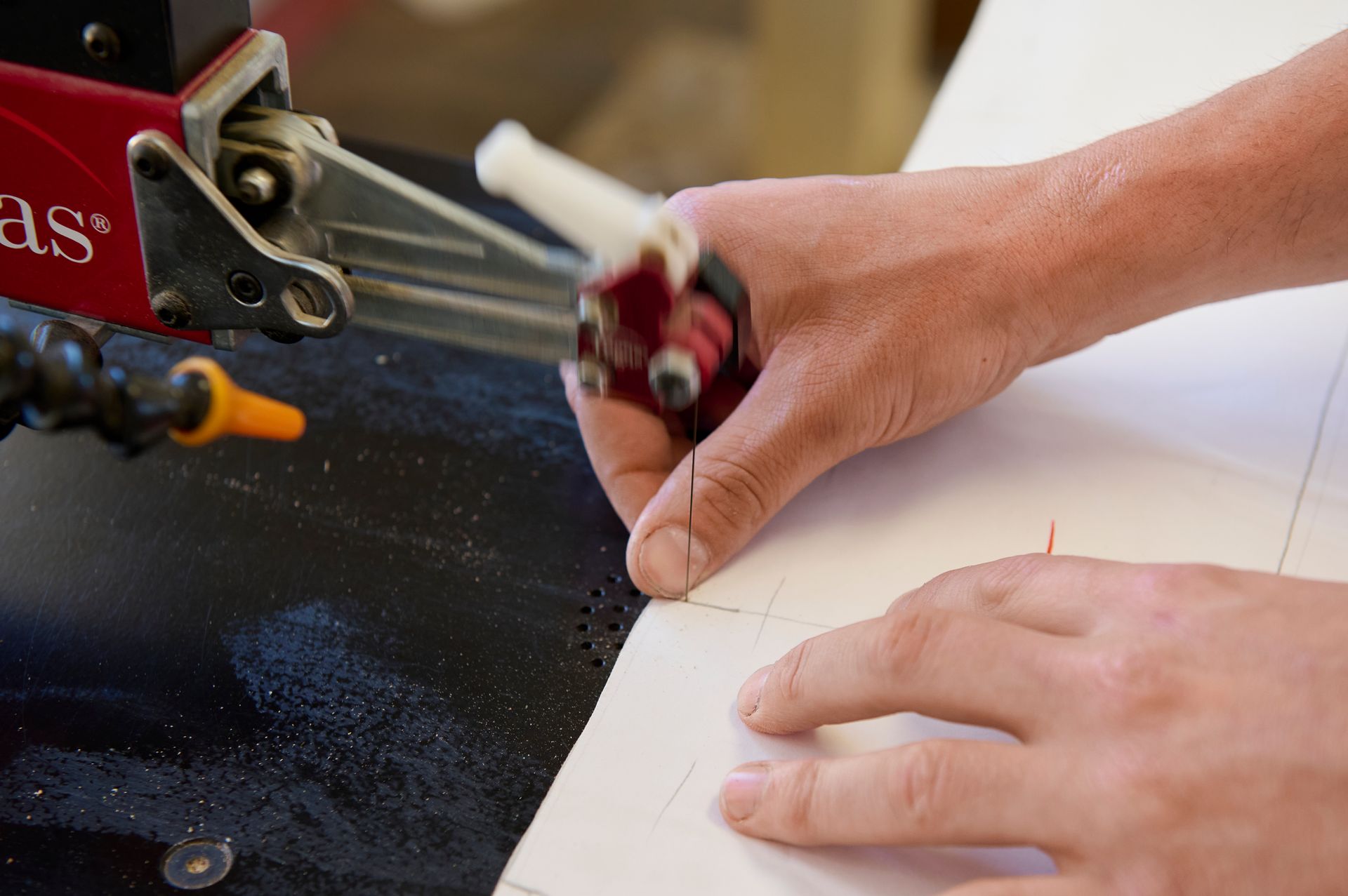 Découpe précise du bois pour la marqueterie