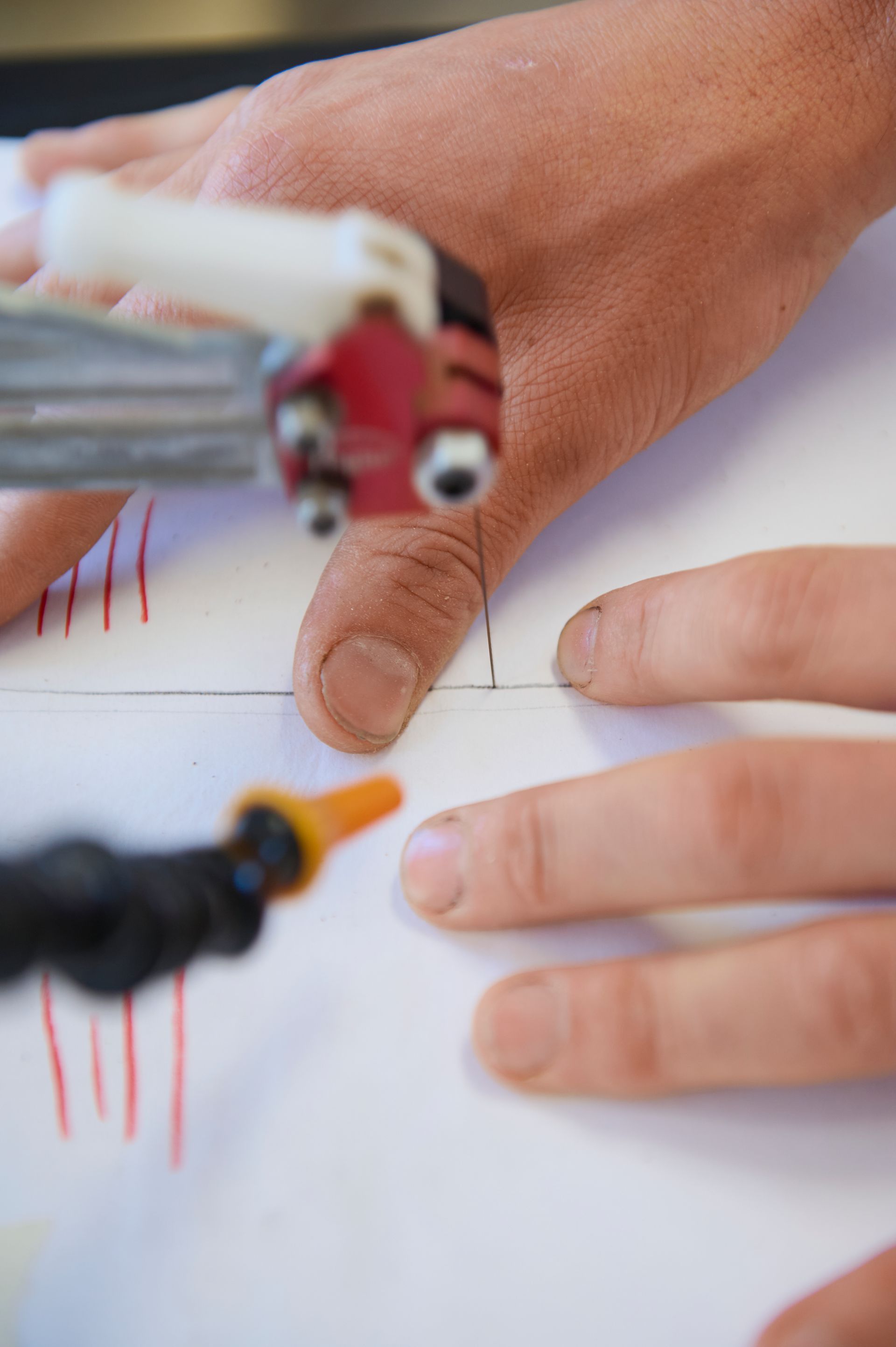 Détail de main utilisant une scie à bois