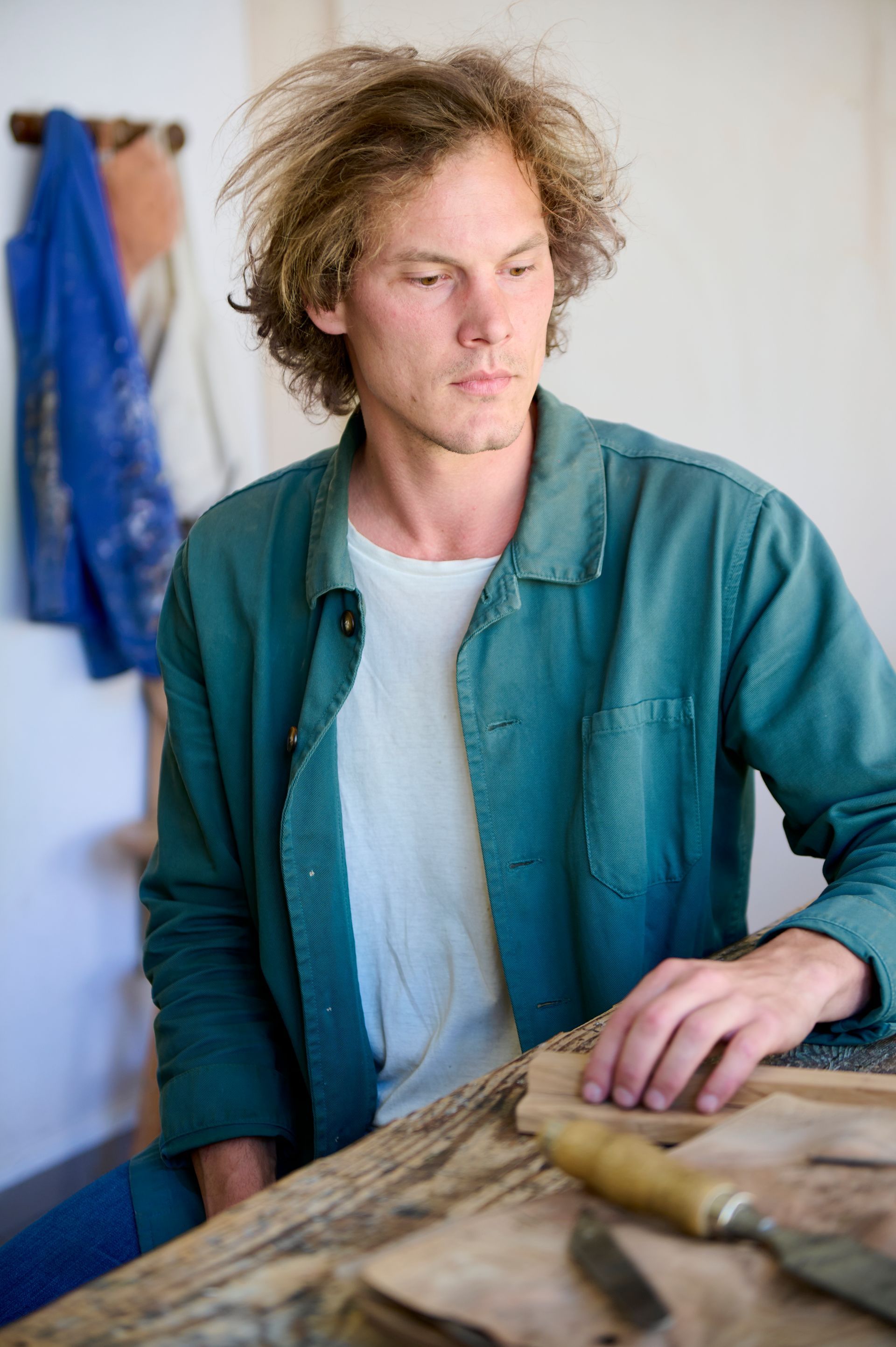 Portrait de l'ebeniste Clément Barbier dans son atelier
