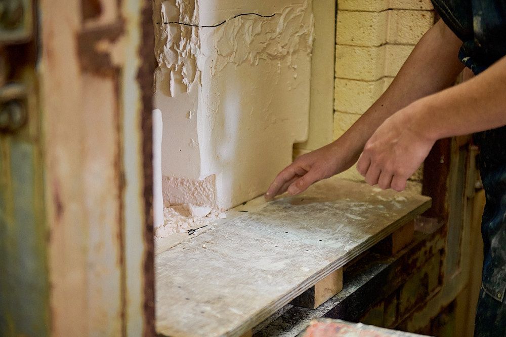 Main d'artiste dans un four à verre