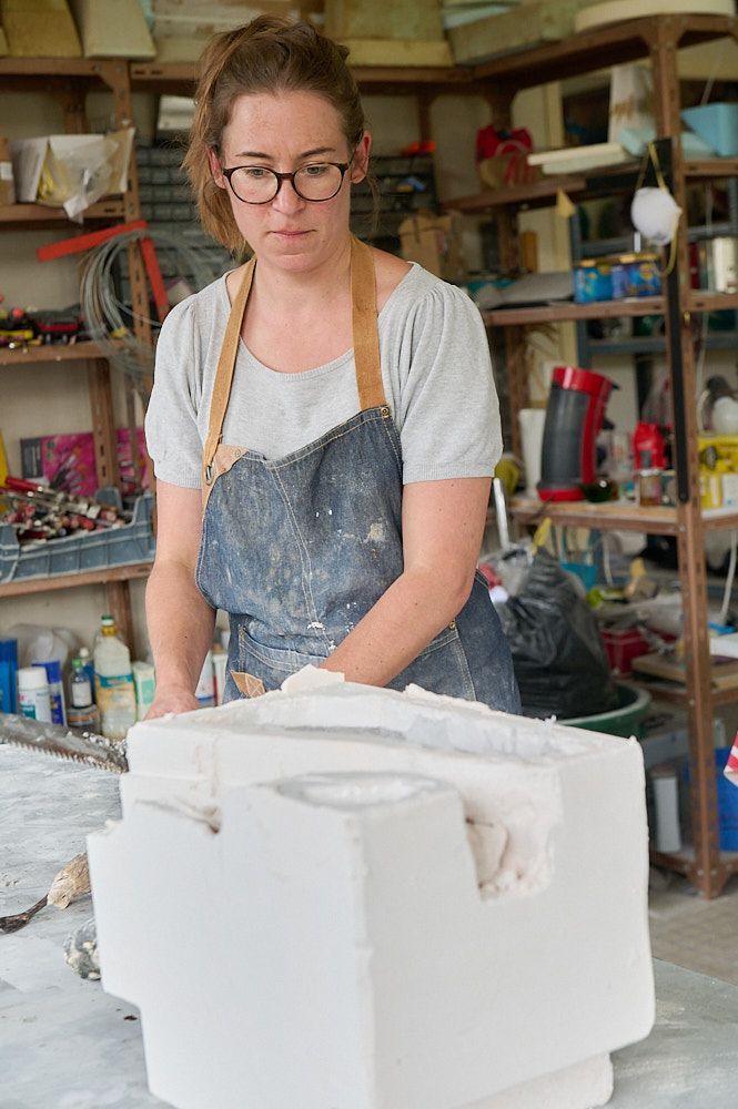 Juliette leperlier devant un moule