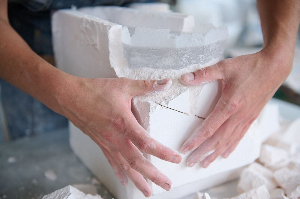 main d'artiste sur un moule en pla^tre