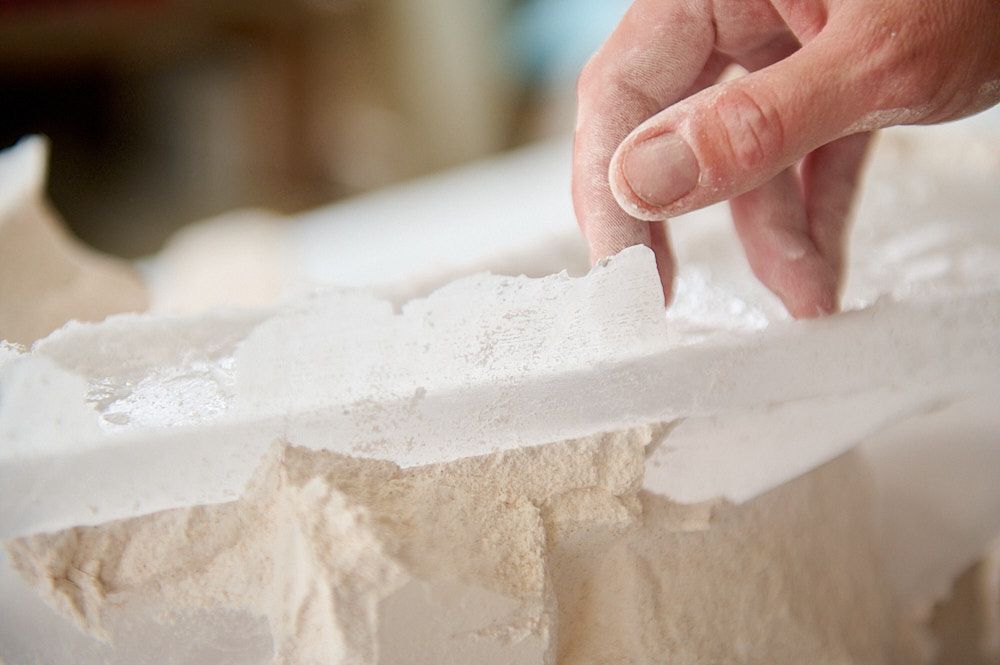 Artiste brisant un déchet de verre