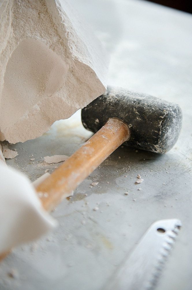 Scie, maillet et plâtre
