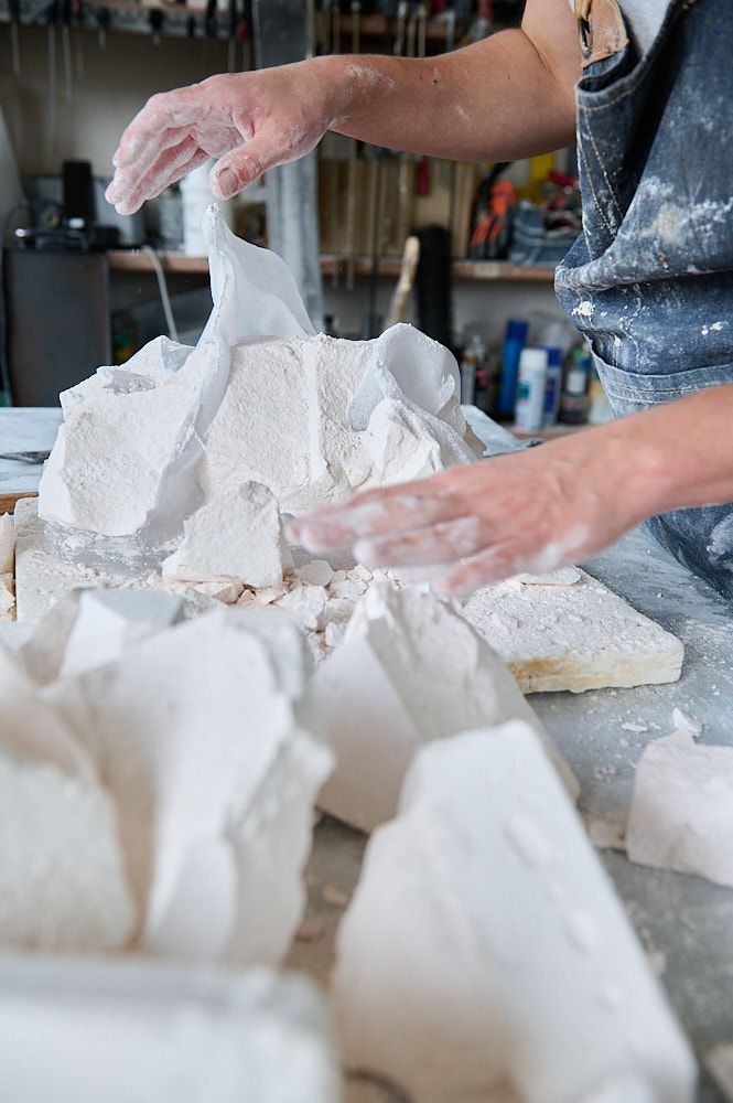 Démoulage d'une sculpture enpâte de verre
