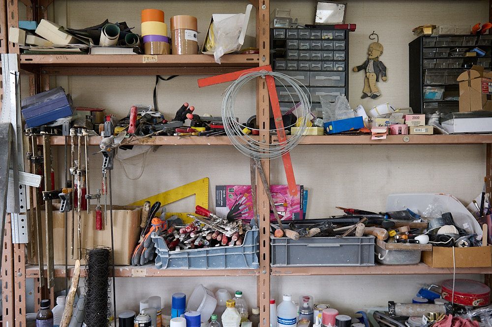 Etagère dans un atelier d'artiste