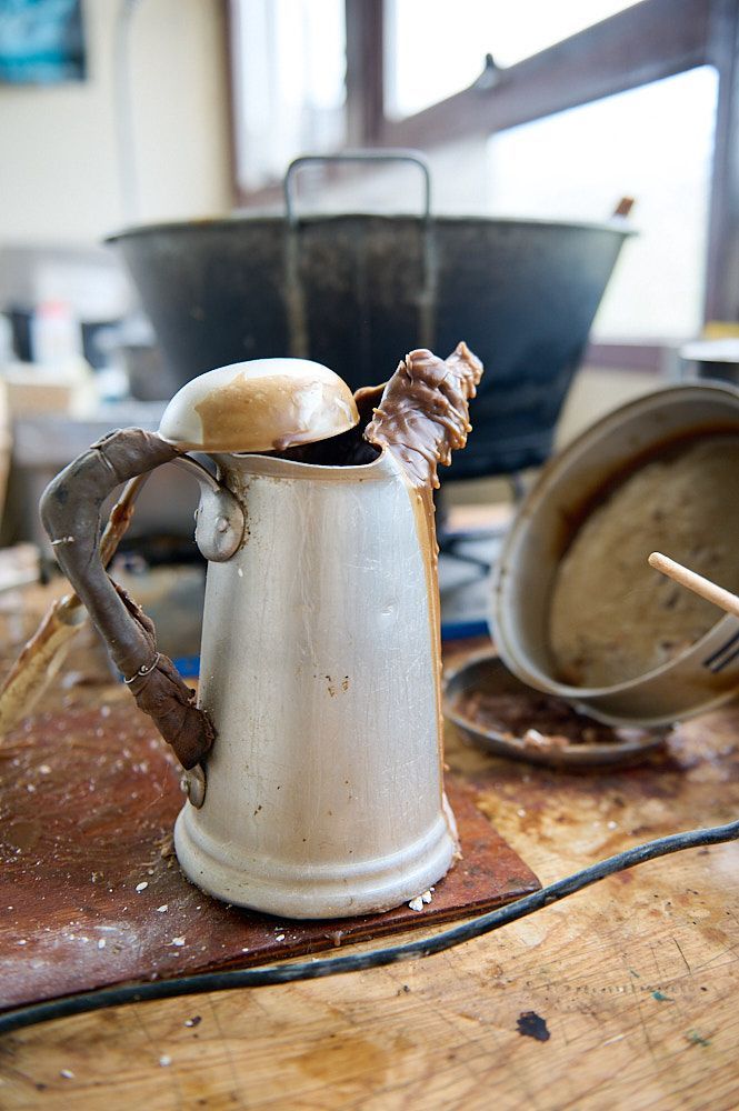 Cruche servant à verser la cire