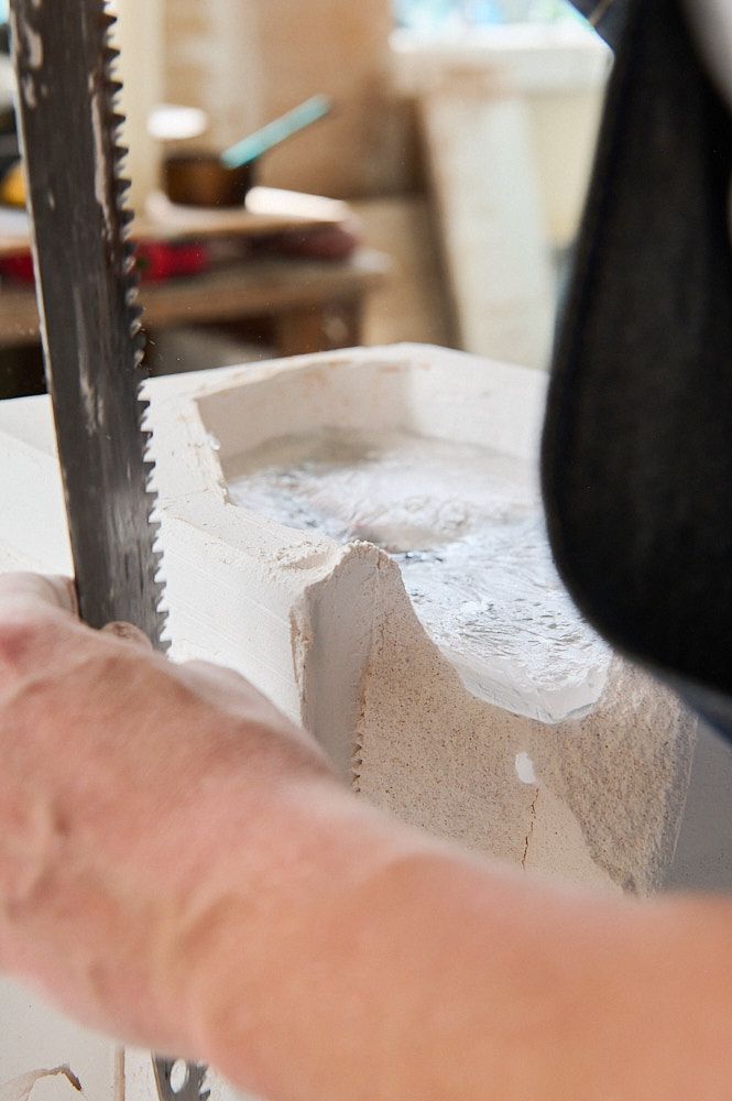 Détail de décochage d'un moule en plâtre
