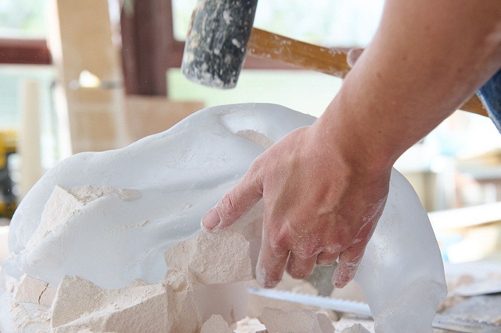 Marteau et œuvre en verre