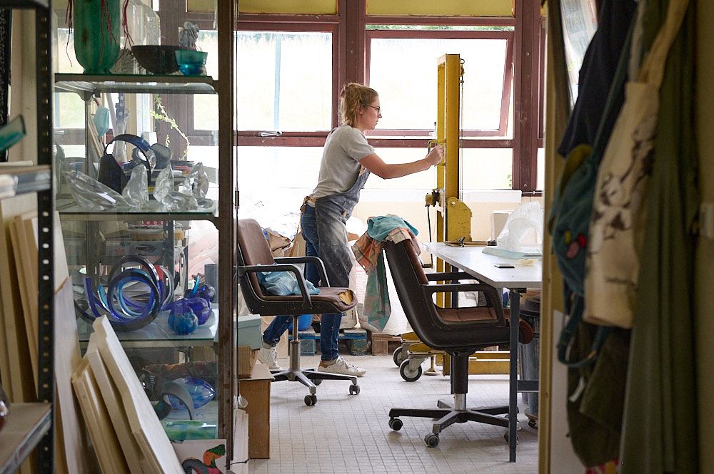Juliette Leperlier poussant un palanquin dans son atelier