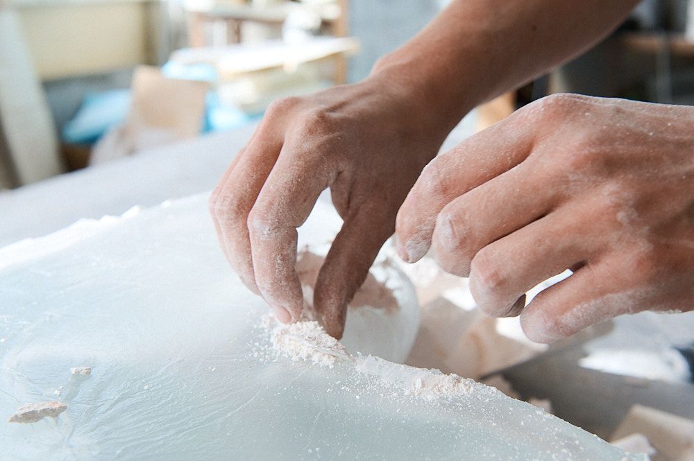 Gros plan de main travaillant le verre à froid