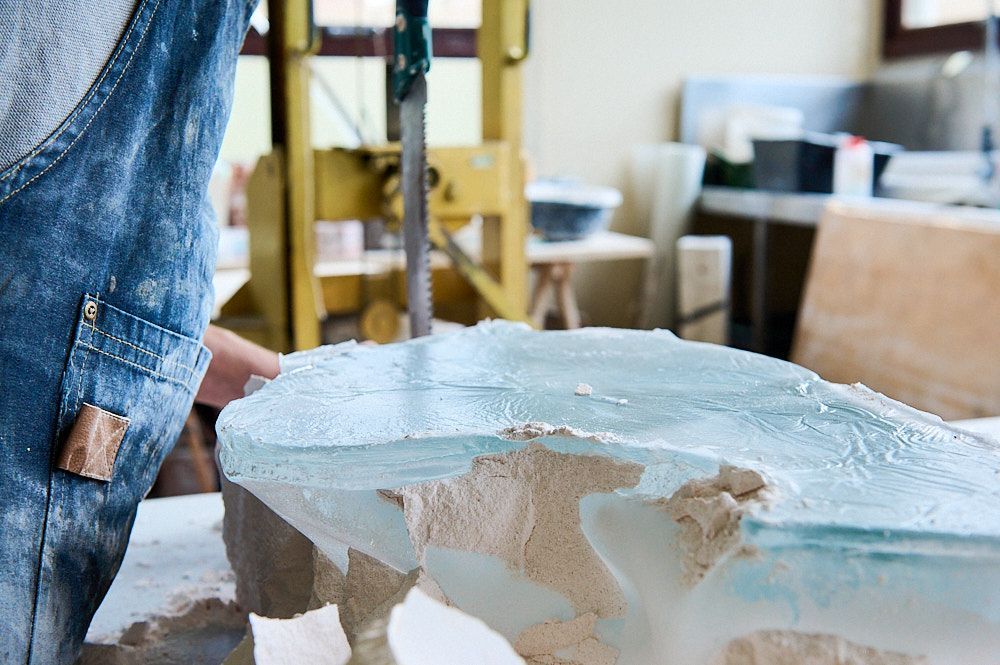 Jeux de lumière sur une sculpture en verre brut de décoffrage