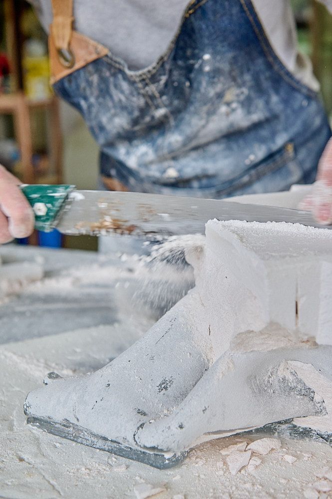 Nes ttoyage du plâtre sur une œuvre en verre