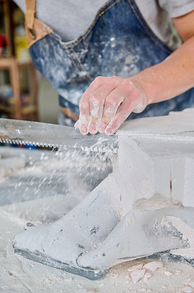 Nes ttoyage du plâtre sur une œuvre en verre