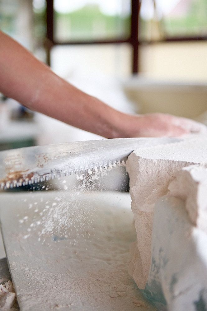 Scie ejectant le plâtre d'un moule