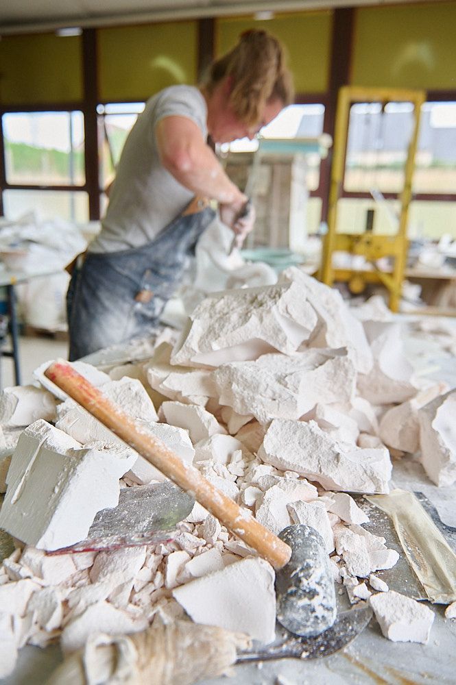 Juliette Leperlier dans son atelier avec en premier plan les résidus d'un moule