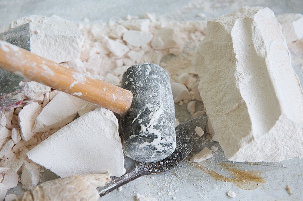 Outil et matière sur un établi