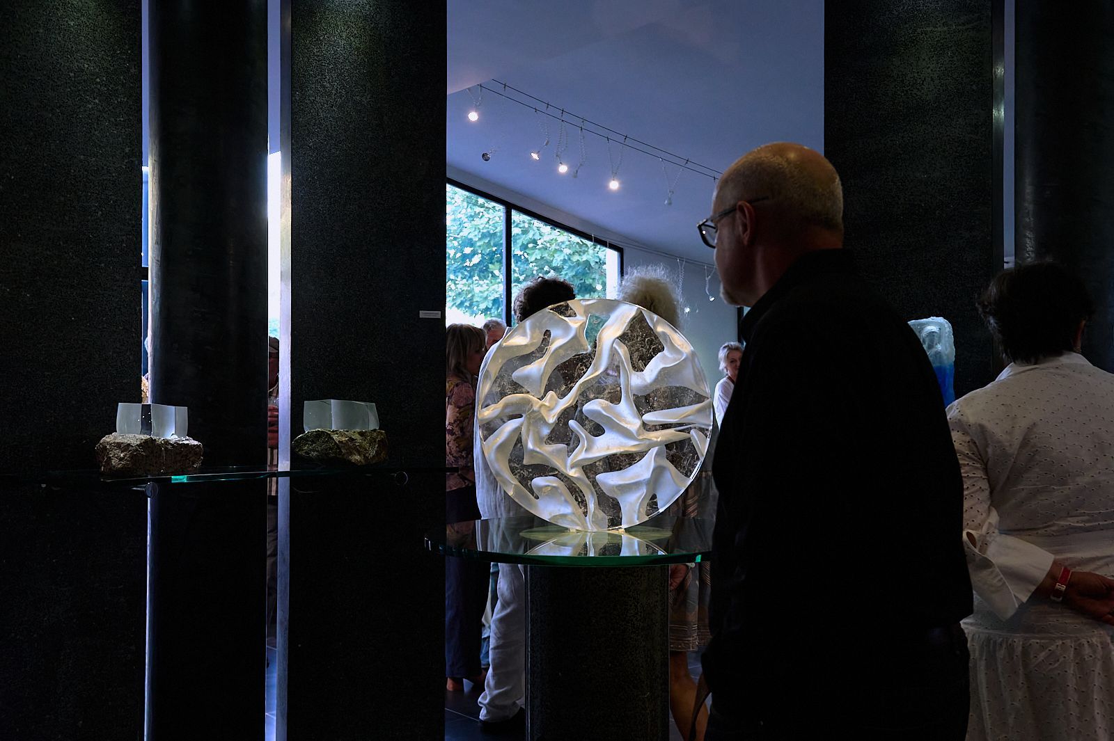 Personnes passant devant une pièce de Juliette Leperlier à l'ex^postion UNFOCUS