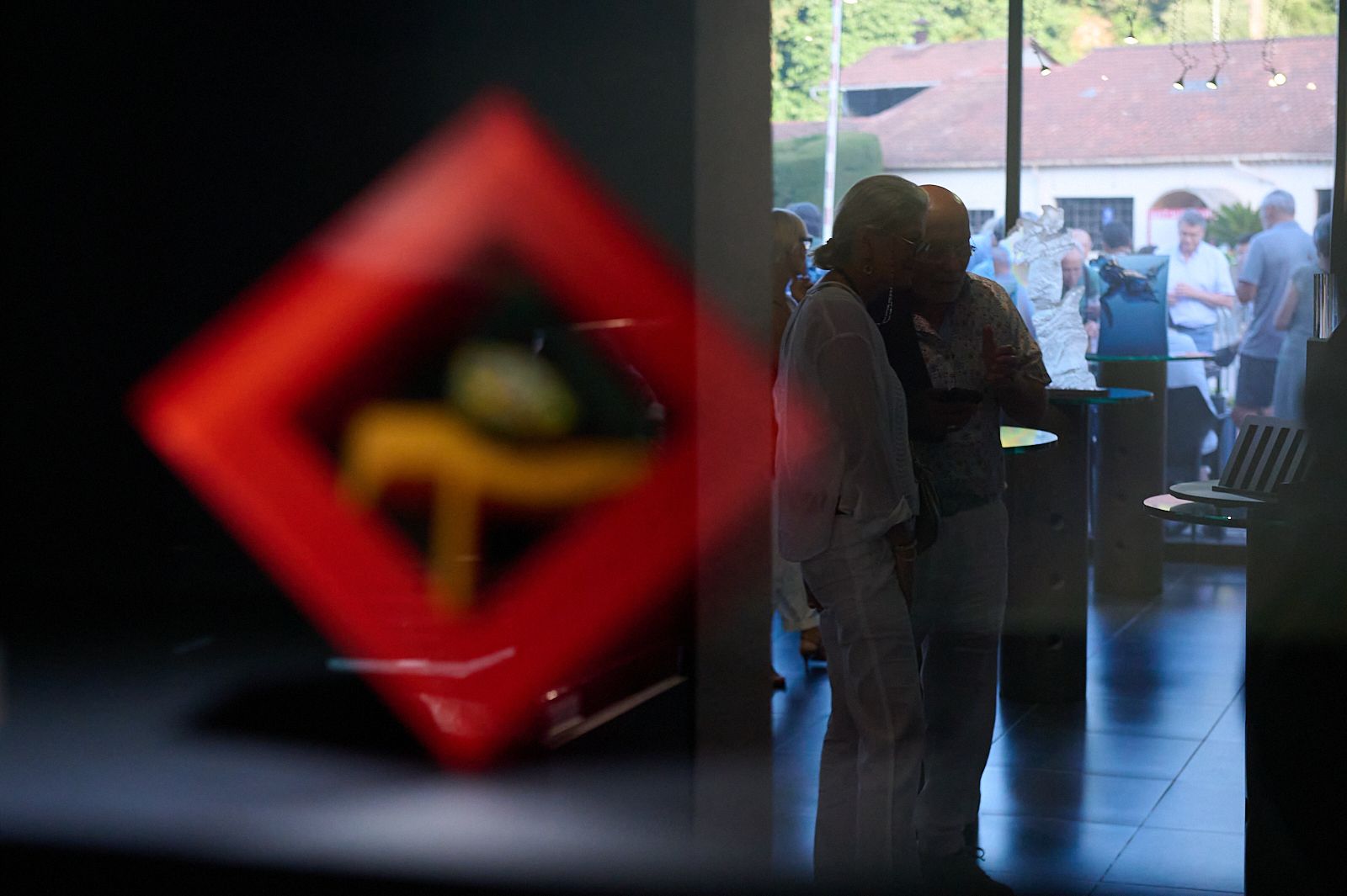 Reflets dans une vitrine lors d'un vernissage