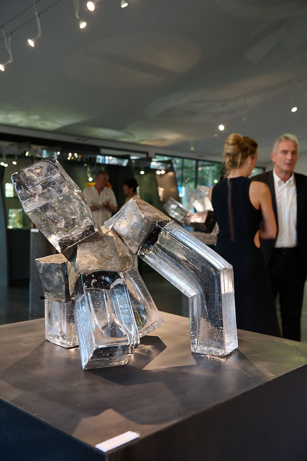 Oeuvre de Wilken Skurk et couple en arrière plan