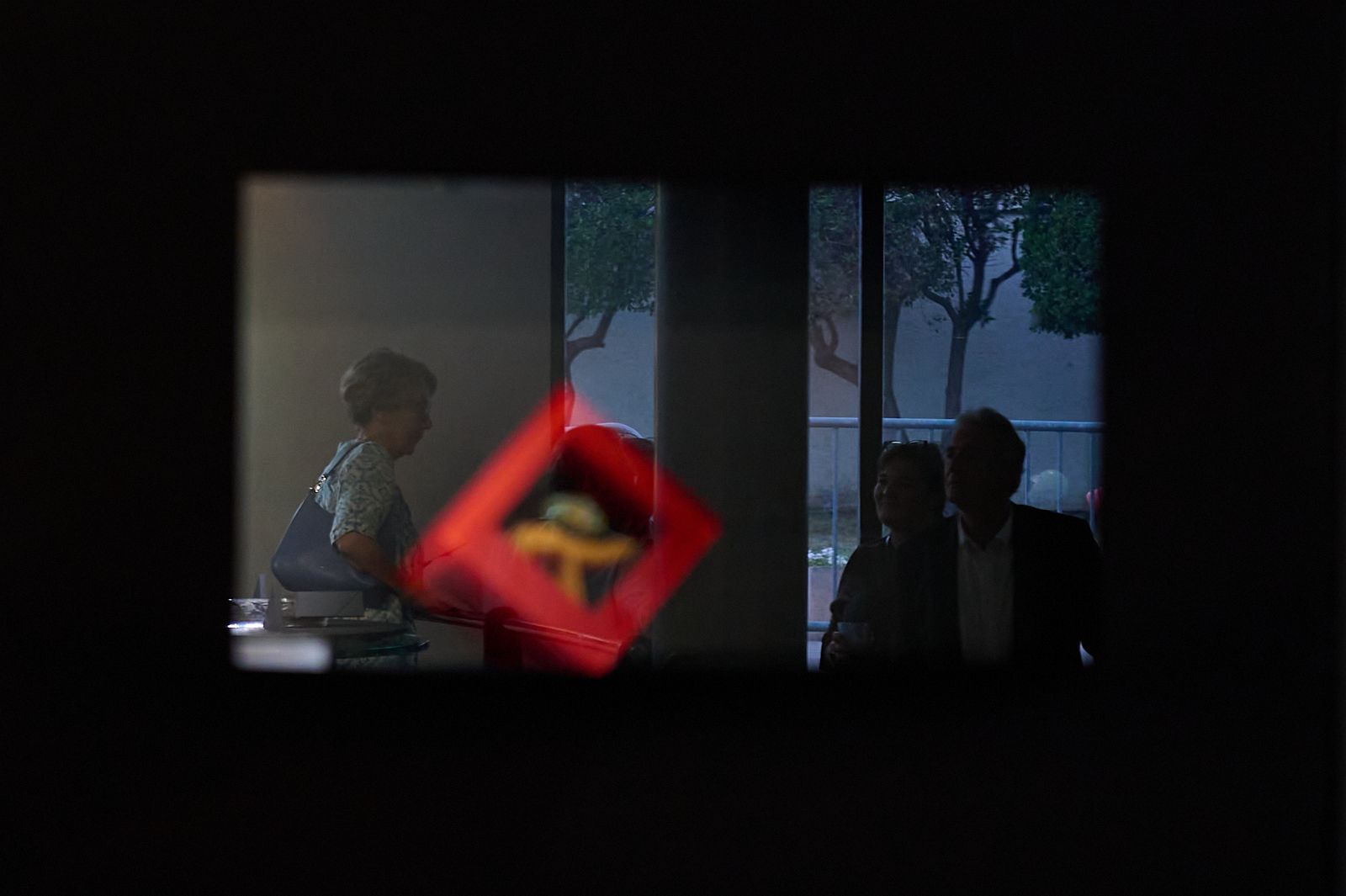 refles de public dans une vitrine de la Galerie de Biot lors du vernissages des Verriales 2024