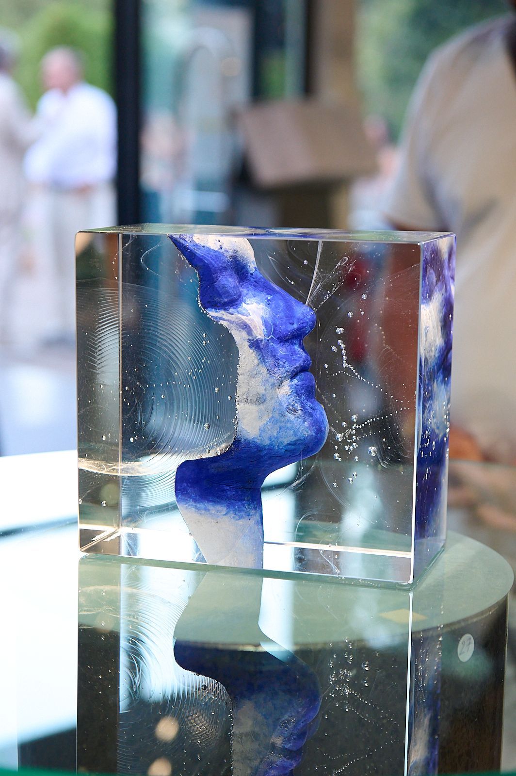 Sculpture d'Abbadie et Saulques, inclusion de visage dans un bloc de verre