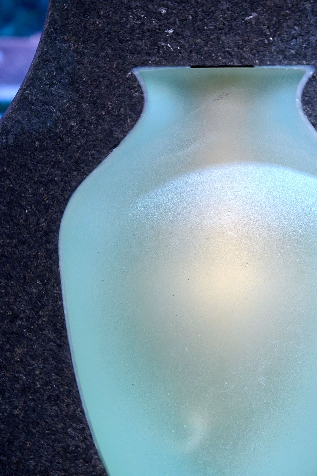 Détail de matière sur une amphore en verre de Baldwin et Guggisberg